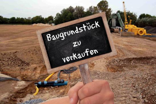 Grunderwerbsteuer: Schild "Baugrundstück zu verkaufen"