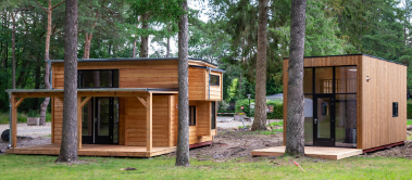 Singlehäuser aus Holz in der Natur