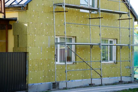 Energieeffizienzklassen: Fassadendämmung bei einem Einfamilienhaus