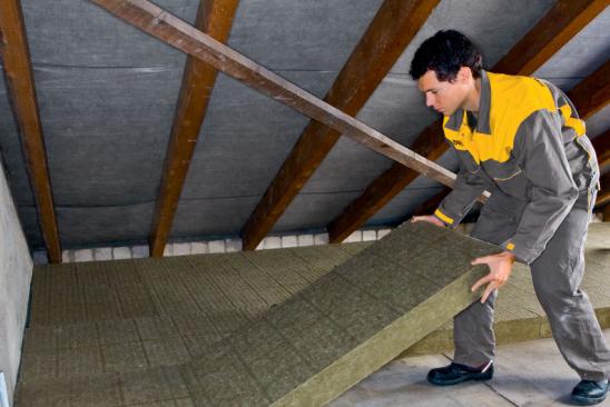 Sanierungspflicht: Mann dämmt oberste Geschossdecke des Dachbodens