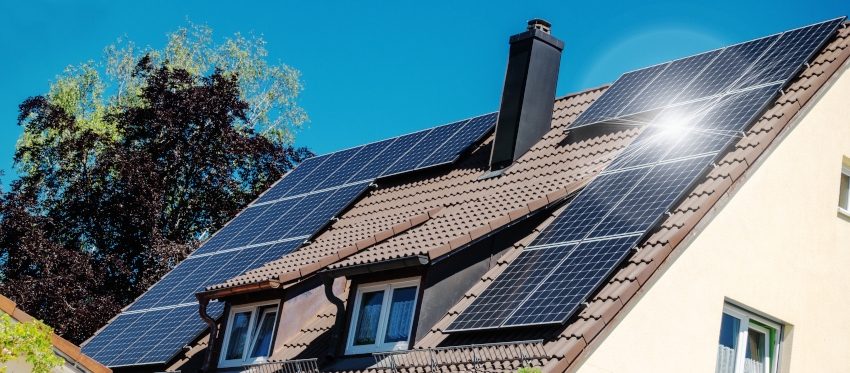 Hausdach mit Dachgaube und PV-Anlage
