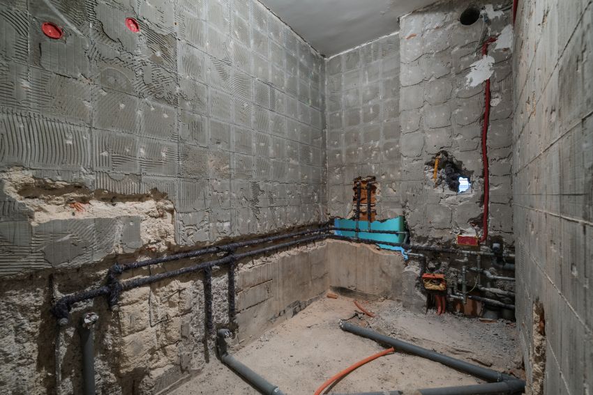 Badezimmer bis auf die Grundmauern und Leitungen entkernt und vorbereitet für die Renovierung