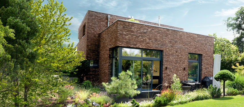 Wohnhaus mit Wintergarten, Garage und Pool