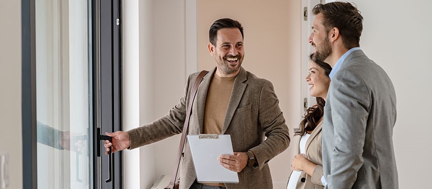 Checkliste Hausbesichtigung: Makler im Gespräch mit Kunden
