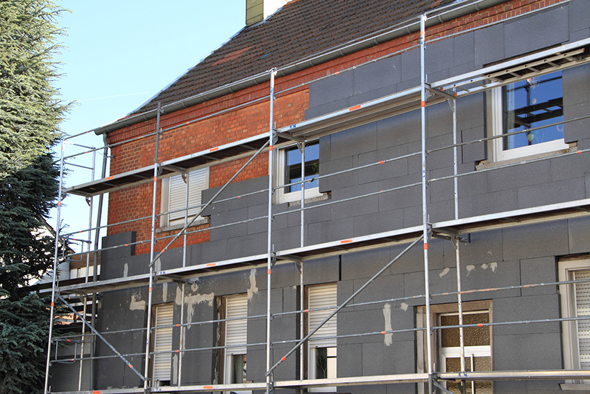 Fassade eines Hauses wird gedämmt