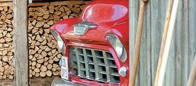Baustil der USA: mit Holz verkleidetes Wohnhaus und Brennholzlager