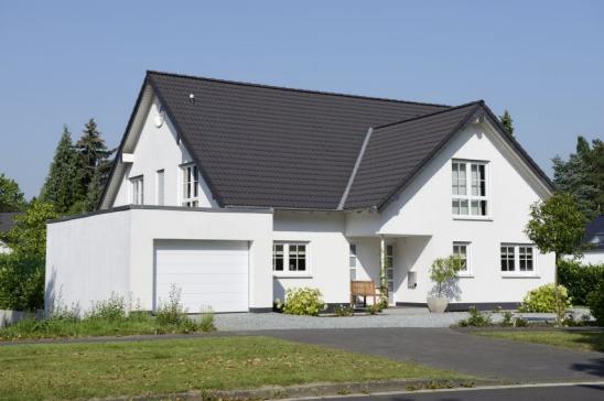 Klassisches Einfamilienhaus mit Garagewith a garage.