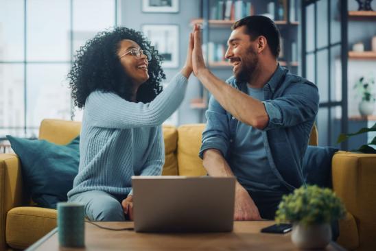 Paar freut sich über gelungene Baufinanzierung