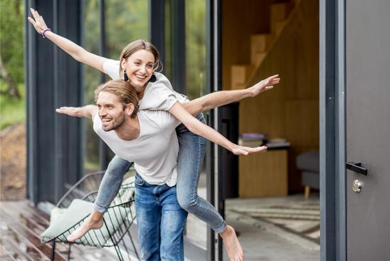 Junges Paar albert auf Terrasse herum