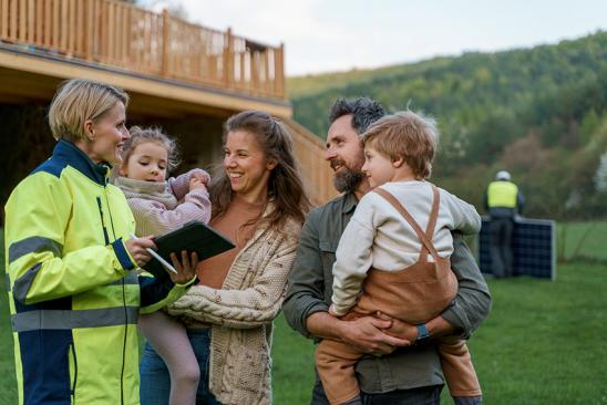 Familie lässt vor ihrem Haus beraten