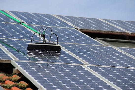 Solaranlage wird gereinigt.
