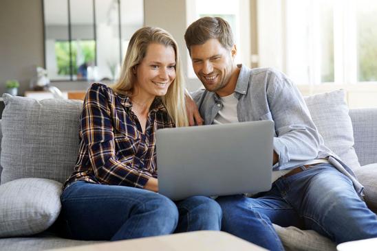 Paar informiert sich über Sanierung