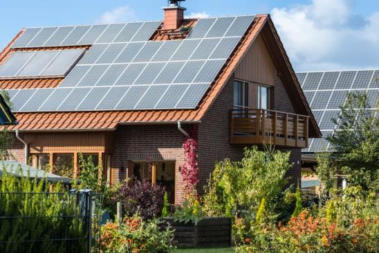 Haus mit Solarmodulen auf dem Dach