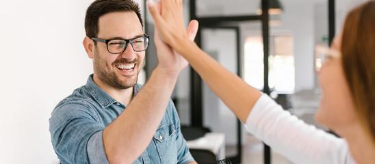 Mann und Frau klatschen ein zum High-Five