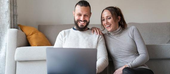 Ein Paar berechnet die Konditionen ihres Tilgungsaussetzungsdarlehens.