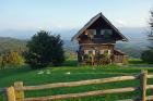 Rustikales, kleines Holzhäuschen im Mittelgebirge