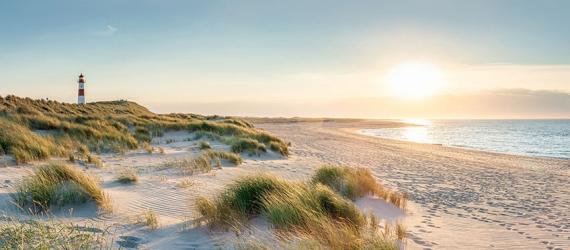Sonnenuntergang am Nordsee-Strand