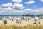 Sandstrand mit Strandkörben am Meer