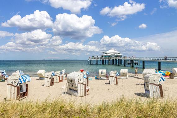 Sandstrand mit Strandkörben am Meer