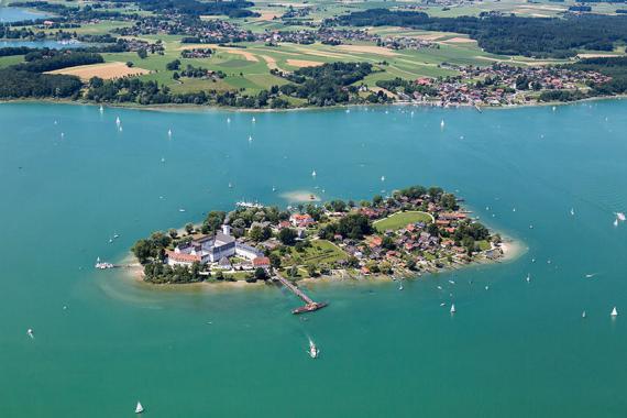 Blick von oben auf Insel im See