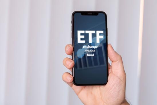 Geld anlegen als Student: ETF auf einem Handy-Display