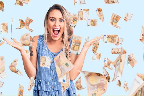 Junge Frau, die begeistert in die Kamera jubelt, während es um sie herum Geld regnet