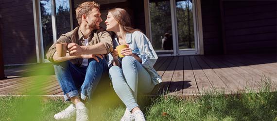 Junges Paar hat für seinen Wohntraum die richtige Bausparsumme gewählt.