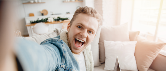 Bausparen für junge Leute Junger Mann macht ein Selfie