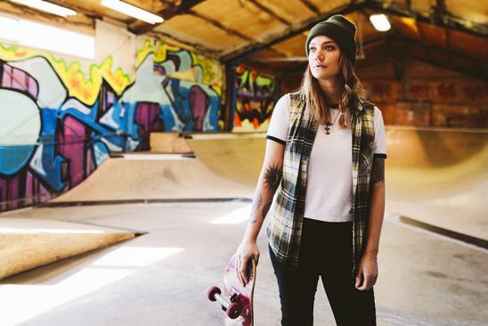 Bausparen für junge Leute Junge Frau mit Skateboard
