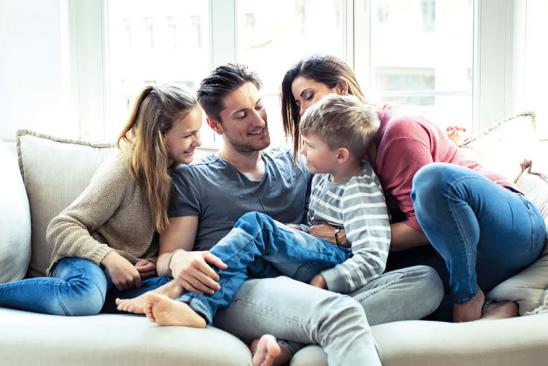 Familie auf Couch