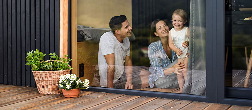 Familie am Fenster