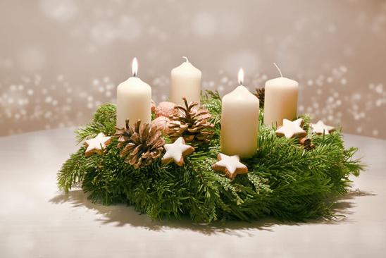 Adventskranz mit weißen Kerzen, Zapfen und Zimtsternen