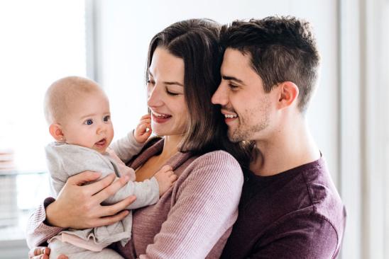 Bausparen für Mieter: Junges Paar mit Baby Junges Paar mit Baby