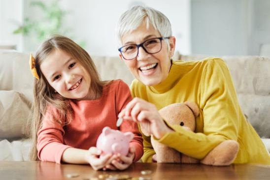 Bausparen für Kinder: Oma mit Enkelin auf dem Sofa Oma mit Enkelin auf dem Sofa