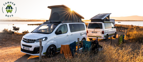 Zwei Campingmobile im Sonnenuntergang am See