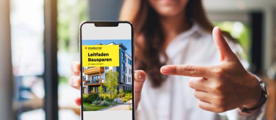 Frau zeigt auf Handy mit Titelbild