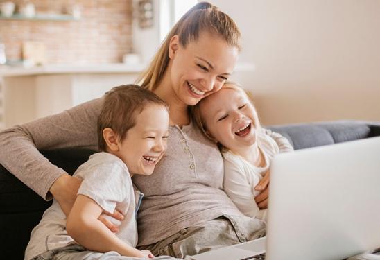 Bausparen für Kinder – eine glückliche Familie Bausparen für Kinder – eine glückliche Familie
