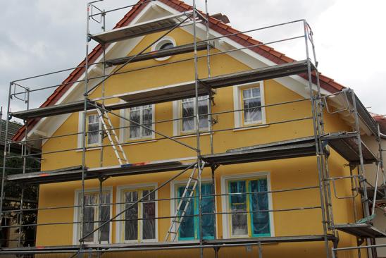 Für Sanierung eingerüstetes Haus