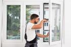 Handwerker bringt ein neues Fenster an