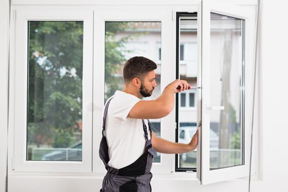 Handwerker bringt ein neues Fenster an
