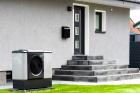 Wärmepumpe vor saniertem Haus