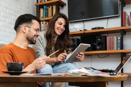 Ein Paar prüft die Checkliste zum Hausbau.