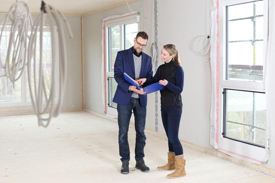 Der Architekt bespricht sich mit seiner Kundin