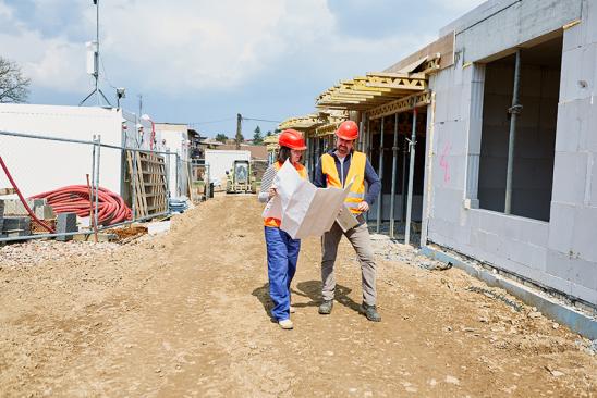 Architektin bespricht sich mit Bauherr