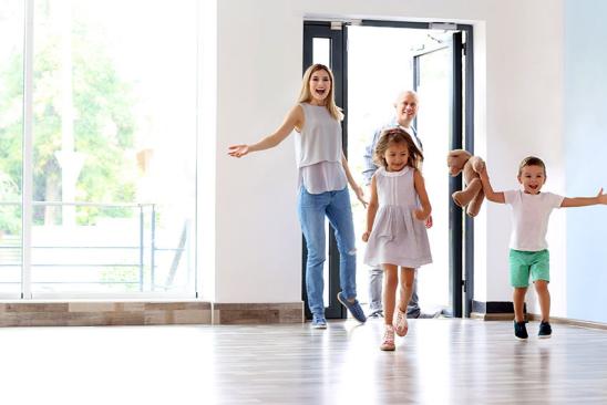 Familie mit zwei Kindern macht einee Hausbesichtigung.