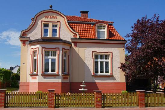 Kleine Villa im Garten.