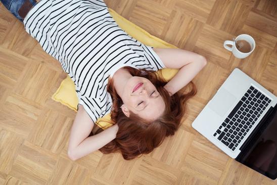 Frau liegt entspannt auf dem Boden