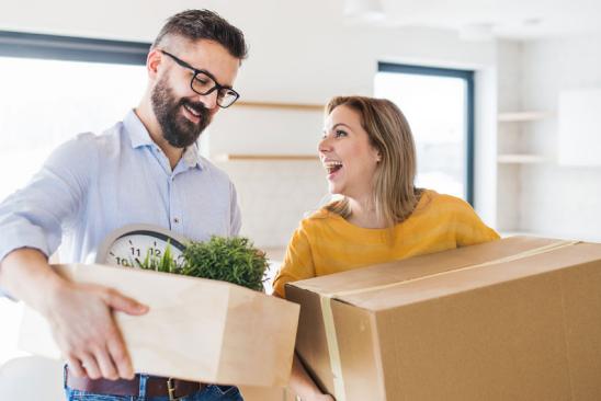 Paar mit fertigen Umzugskisten