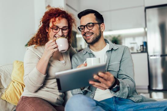 Paar prüft Grundriss vor Besichtigung