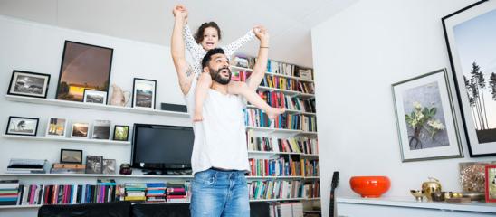 Kosten Kind: Vater mit Kind auf den Schultern